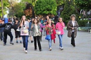 Varna - Schülergruppe : Eine Schülergruppe geht durch den Park. Aufgenommen am 17. Mai 2011 im Zentrum von Varna