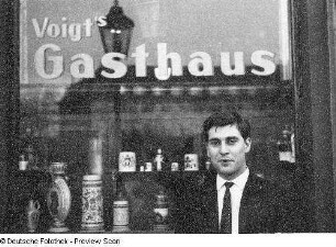 Deutschland? Junger Mann vor "Voigt's Gasthaus"