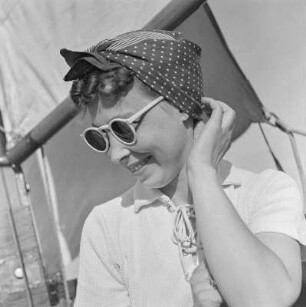 Elisabeth Gremmler mit Sonnenbrille auf einem Segelboot