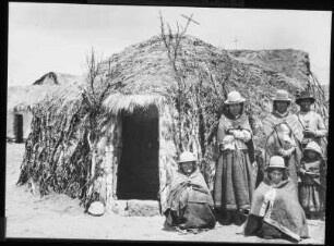 Aymara-Indianer vor einer Hütte in Sajama