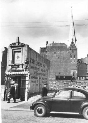 Hamburg. 1951 war es das kleinste Haus in Hamburg. Während der Bombardierung im Rahmen der Operation Gomorrha 1943/44 von Bomben verschont.