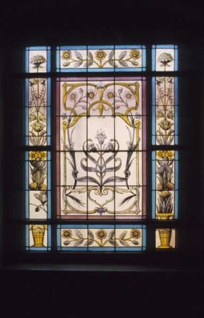 Fenster mit Pflanzendarstellungen