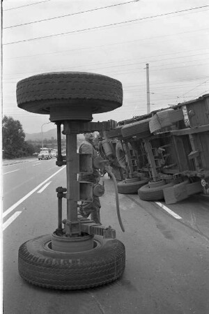 Verkehrsunfall eines LKW bei der südlichen Autobahnausfahrt zwischen Rüppurr und Ettlingen.