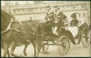 Großherzogin Hilda in offener Kutsche.