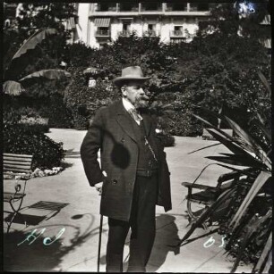 Montreux-Territet. Hôtel des Alpes. Hermann Albrecht Insinger auf der Hotelterrasse