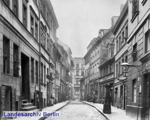 Köllnische Straße (von der Fischerbrücke gesehen)