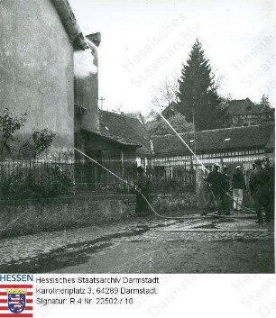 Ober-Ramstadt, 1938 November / Zerstörung und Brand der Synagoge / Feuerwehrmänner beim Sichern der Nachbarhäuser gegen einen Übergriff des Feuers