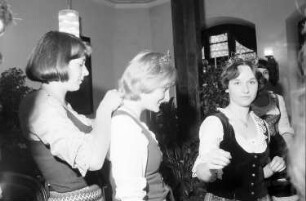 Freiburg: Kaufhaussaal; Krönungsakt; Weinkönigin [Rosemarie Blankenhorn/Rosemarie Blankenhorn-Röbbelen] und Prinzessinnen; stehend