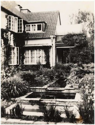 Garten Szafransky: Wasserbecken und Haus