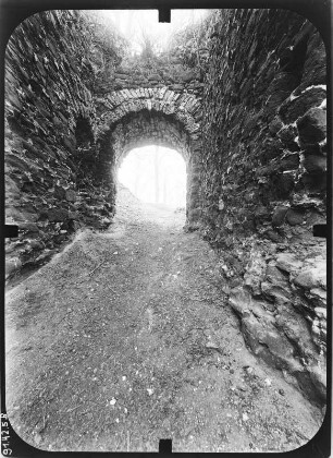 Herrmannsacker. Ruine der Ebersburg (um 1181). Toranlage