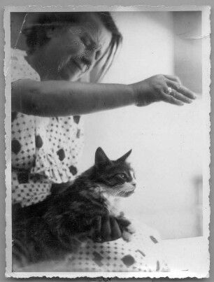 Die Tierbildhauerin Etha Richter mit einer ihrer Katzen