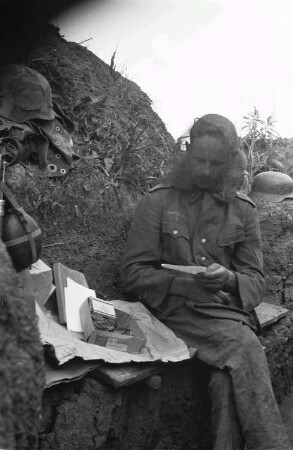 Zweiter Weltkrieg. Frontbilder. Sowjetunion. Franz Grasser mit Moskitonetz über dem Kopf beim Lesen eines Briefes
