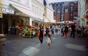 Hindenburgstraße: Fußgänger am östlichen Ende