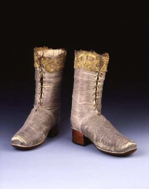 Ein Stiefel von einem Paar Krönungsstiefel