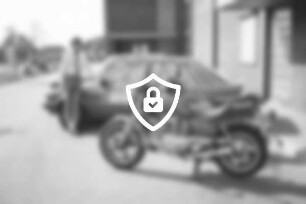 Fahrschule [Name maskiert] (Grenzweg, Neuschönningstedt): Eröffnung: Inhaber [Name maskiert] an seinem Auto mit Firmenschild