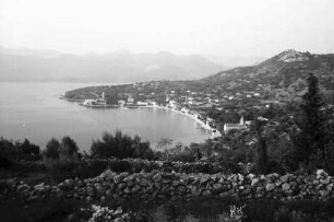 Lopud: Blick von der Höhe auf die Bucht mit Ort