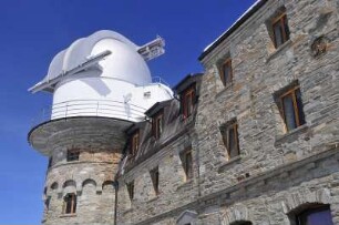Zermatt - Gornergratobservatorium : Blick auf einen der beiden Observatoriumstürme auf dem 3089 m hohen Gornergrat. Aufgenommen am 17. Mai 2010 bei Zermatt