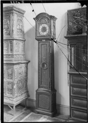Karlsruhe Schloss - Innenbereich Standuhr mit Intarsien am Uhrkasten (Ende 18. Jahrhundert)