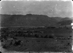 Chairopampa : Blick auf eine Ebene mit einer Siedlung und Bergen im Hintergrund