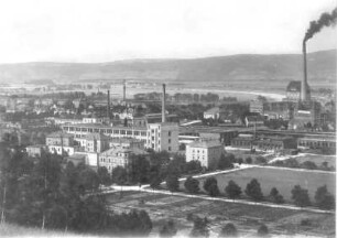 Heidenau. Stadtteilansicht mit Fabrikgebäuden. Blick über die Elbe nach Nordwest