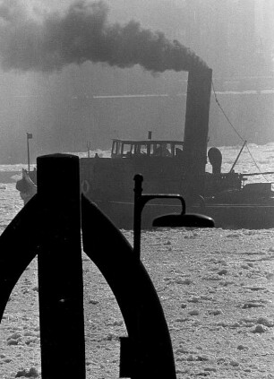 Hamburger. Im vereisten Hafen bahnen sich Schlepper mühsam ihren Weg.