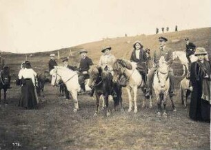 Touristen beim Ponyreiter in der Umgebung von Akureyri