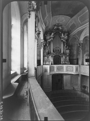 Burkhardswalde-Weesenstein (Müglitztal-Weesenstein). Schloß. Burgkapelle (1738-1741; J. G. Schmidt). Inneres zur Orgel