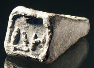 Bleigewicht mit griechischen Buchstaben ΔΗ auf der Unterseite