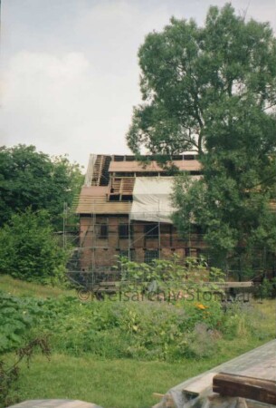 Drahtmühle: Restaurierung: Blick von Süden: Wassermühle mit Gerüst: Satteldach und breite Gauben bei Neudeckung, teilweise Abdeckung mit Plane