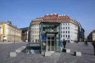 Dresden-Altstadt. Neumarkt mit Zugang zu den Tiefgaragen. Blick zum QF Hotel