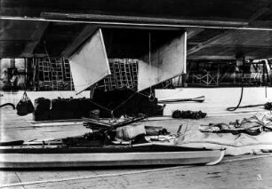 Expeditionsequipment : Gepäck, Kajak und Proviant der Expedition unter der Ladeluke des Luftschiffs LZ 127 Graf Zeppelin.