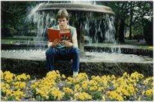 Junge liest in einem Französisch Lehrbuch (Sonderthema: Traum-Bilder)