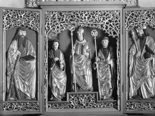 Flügelaltar mit Johannes Evengalist, flankiert von den Heiligen Dionysius und Leonhard : Flügelaltar mit Johannes Evengalist, flankiert von den Heiligen Dionysius und Leonhard. Holz, geschnitzt, gefaßt (um 1500). Irschen, Pfarrkirche Sankt Dionysius