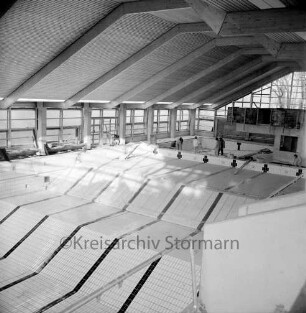 Hallenbad Bad Oldesloe: Konrad-Adenauer-Ring: Innenarbeiten am Nichtschwimmerbecken (hinten), vorne das Schwimmbecken