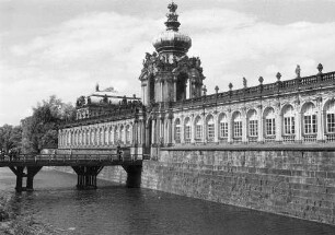 Dresden-Altstadt. Zwinger (1709-1728; M. D. Pöppelmann, B. Permoser). Langgalerie mit Kronentor (1714-1715)