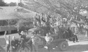 Selbstversenkung des Hochseepassagierdampfers "Columbus" am 19. Dezember 1939, Besatzungsangehörige im Internierungslager auf Angel Island, Kalifornien, auf einem Lastwagen, winkend