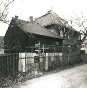 Dresden-Cossebaude, Hauptstraße 16. Villa (1925). Gartenansicht von Südwesten mit Nebengebäude