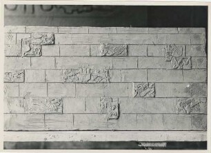Berufssymbole, Wappenreliefs für Wand: Tonmodell, in Atelier