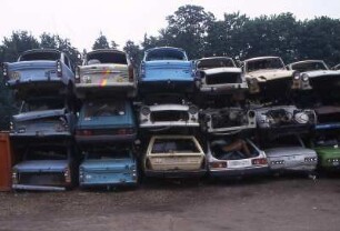 Dresden - Autofriedhof : Auf einem Schrottplatz bei Dresden stapeltn sich ausgemusterte PKW Trabant, aufgenommen ca, 1991