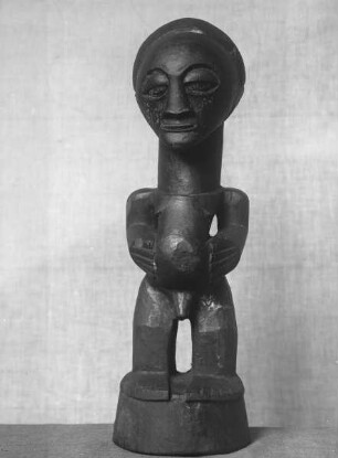 Männliche stehende Figur