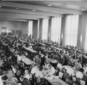 Dresden-Übigau, Overbeckstraße 48. VEB Transformatoren- und Röntgenwerk Dresden. Speisesaal