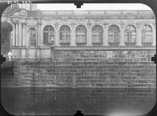 Dresden-Altstadt. Zwinger (1709-1728, M. D. Pöppelmann). Langgalerie. Ansicht über den Zwingergraben