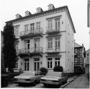 Villa und Nebengebäude; Bad Homburg, Kaiser-Friedrich-Promenade 80