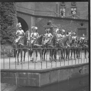 Turnierspiele 1936 : Dresden, Stallhof, Turnierspiele. Gruppe der Ritterschaft an der Pferdeschwemme