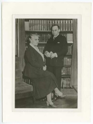 Louise Dumont und Gustav Lindemann in der Bibliothek des Schauspielhaus Düsseldorf