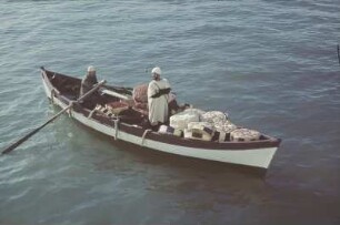 Reisefotos. Händler mit Ruderbooten (Ansicht von einem Passagierschiff, vielleicht im Mittelmeerraum vor Ägypten)