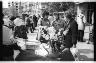 Kleinbildnegativ: SEW-Infostand, Winterfeldtplatz, 1981