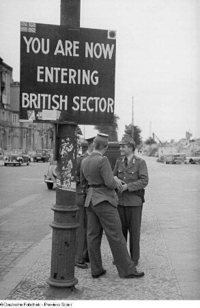 Polizisten am Übergang zum britischen Sektor