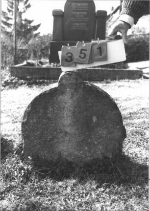 Grabstein 351 (Index: 99786248) Zustand: Hälfte eingesunken, Rest vollständig abgeblättert Maße HxBxT: 64x62x10 cm: Grabstein 351