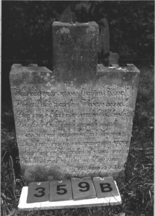 Grabstein 359 (Index: 100106738) Material: Sandstein Zustand: stark verwittert, Mittelaufsatz fehlt Maße HxBxT: 80x44x9 cm Beschreibung: Stele mit Zinnenabschluß, Mittelerhöhung, Mittelaufsatz fehlt, Schriftfeld eingetieft Besonderheit: Kindergrab: Grabstein 359B